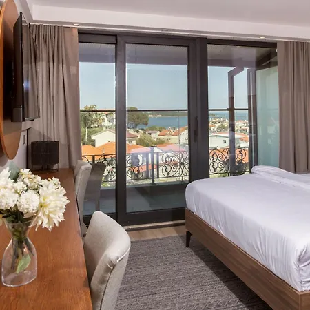 Maison Vourla 울라