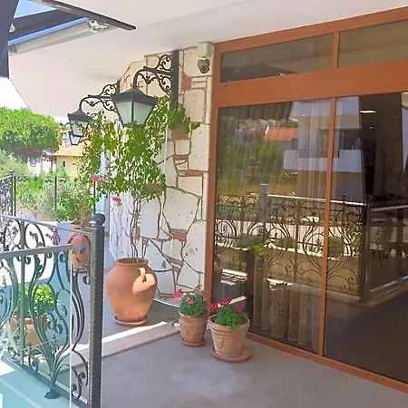 Maison Vourla ホテル 3*